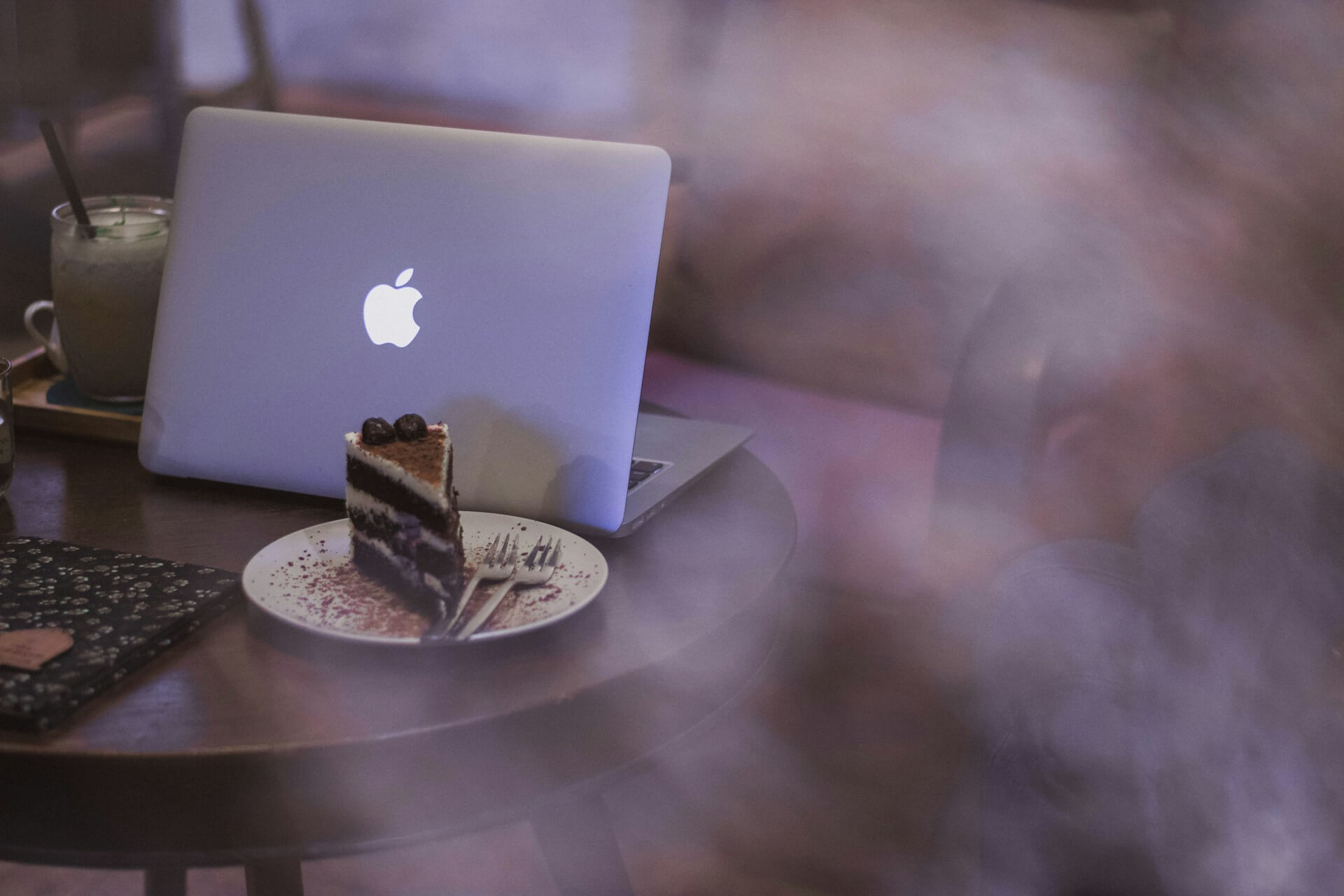 Auf einem Laptop wird das Webdesign für Bäcker erstellt