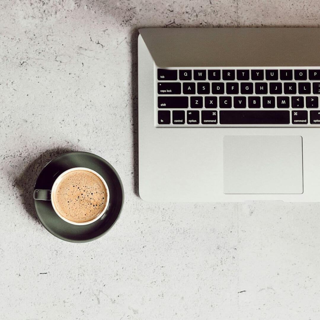 Website Beratung Mit einem Kaffee und Laptop bereit zur Website Beratung